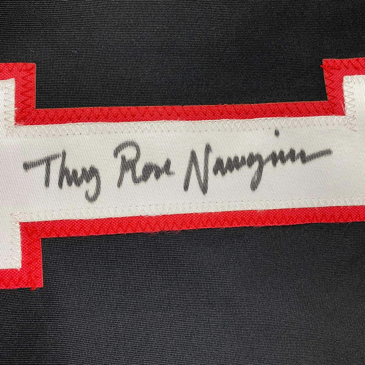 Camiseta de lucha definitiva enmarcada, autografiada y firmada por Thug Rose Namajunas, 35 x 39, negra, de UFC MMA. Certificado de autenticidad de PSA/ADN.