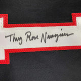 Camiseta de lucha definitiva enmarcada, autografiada y firmada por Thug Rose Namajunas, 35 x 39, negra, de UFC MMA. Certificado de autenticidad de PSA/ADN.