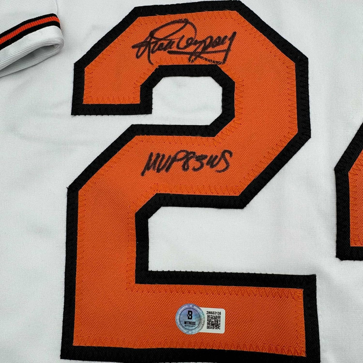 Camiseta de béisbol blanca de Baltimore, enmarcada, autografiada y firmada por Rick Dempsey "MVP 83 WS", 35 x 39, Beckett BAS COA