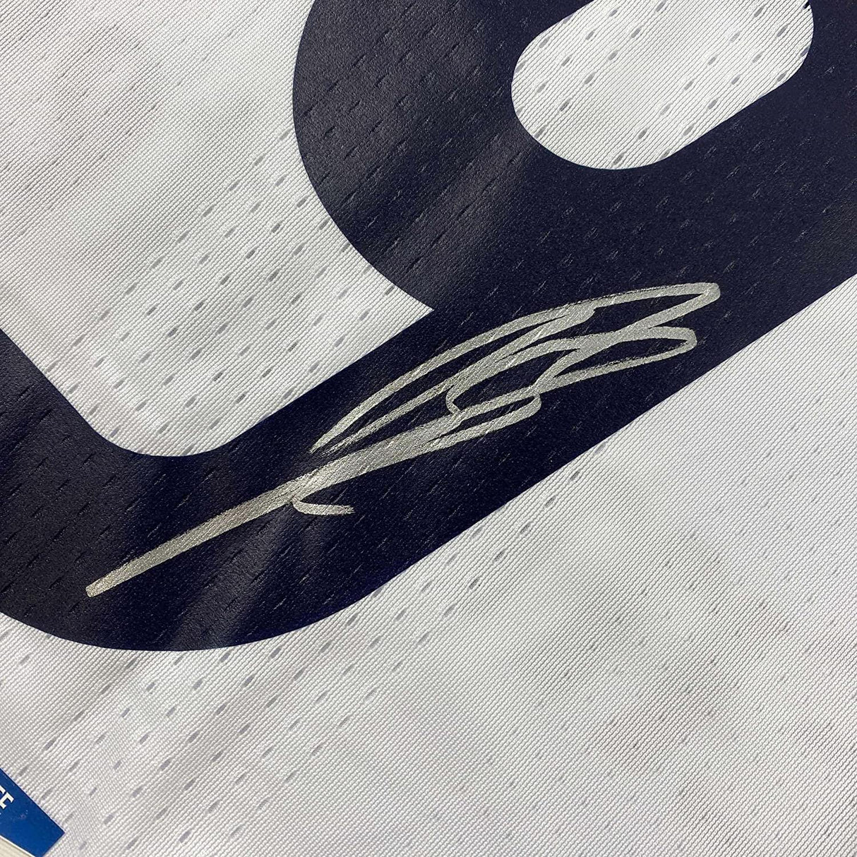 Camiseta de fútbol blanca enmarcada y firmada de Karim Benzema (35 x 39 cm) del Real Madrid 2016-17 Beckett BAS COA