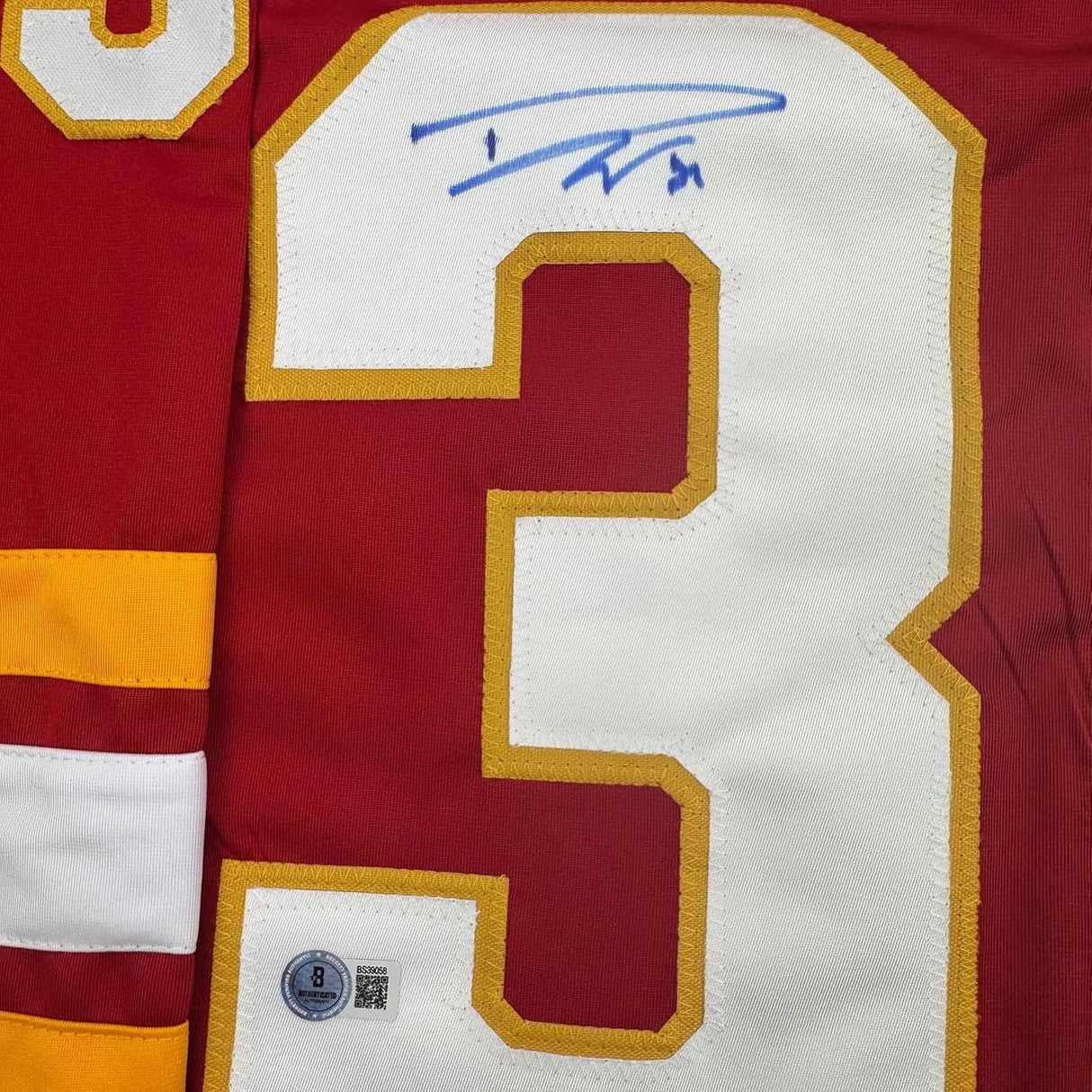 Camiseta de hockey roja de Calgary Beckett BAS COA, enmarcada, autografiada y firmada por Dustin Wolf, 35 x 39