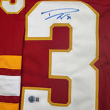 Camiseta de hockey roja de Calgary Beckett BAS COA, enmarcada, autografiada y firmada por Dustin Wolf, 35 x 39