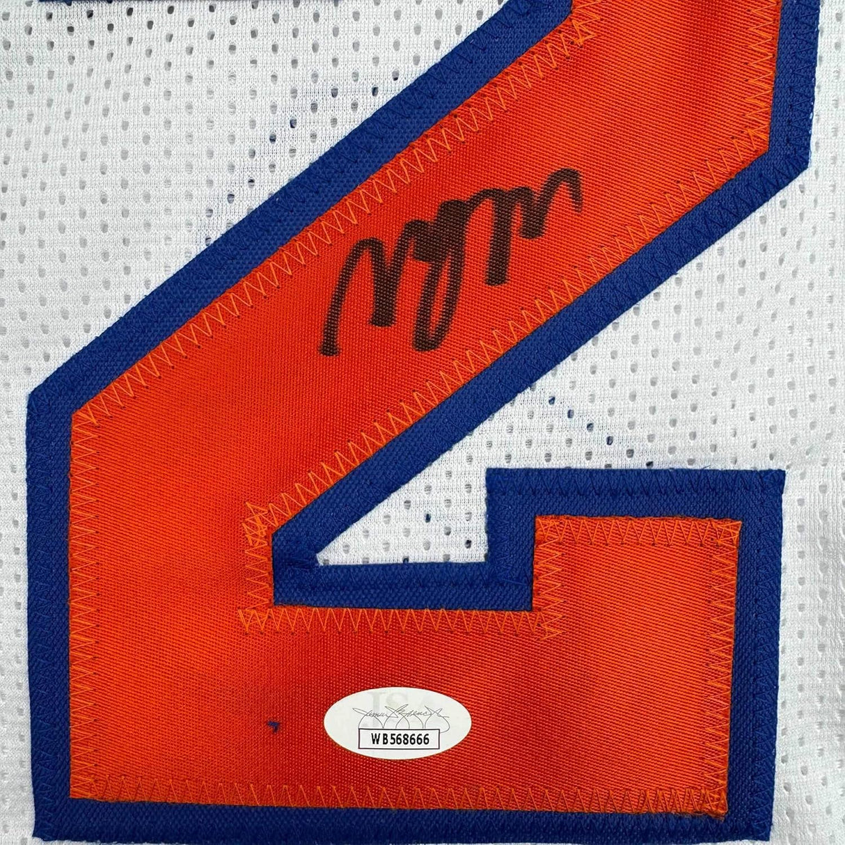 Camiseta de baloncesto blanca de Nueva York de Miles Deuce McBride, enmarcada, autografiada y firmada, 35 x 39, JSA COA