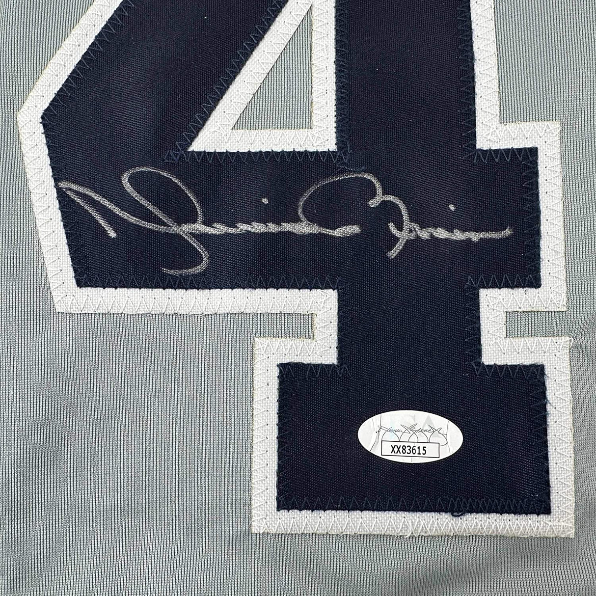 Camiseta de béisbol gris de Nueva York, enmarcada, autografiada y firmada por Mariano Rivera, 35 x 39, JSA COA/LOA