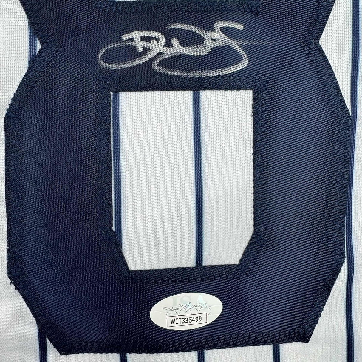 Camiseta de béisbol de rayas de Nueva York de 35 x 39 de Devin Williams, enmarcada, autografiada y firmada (JSA COA)