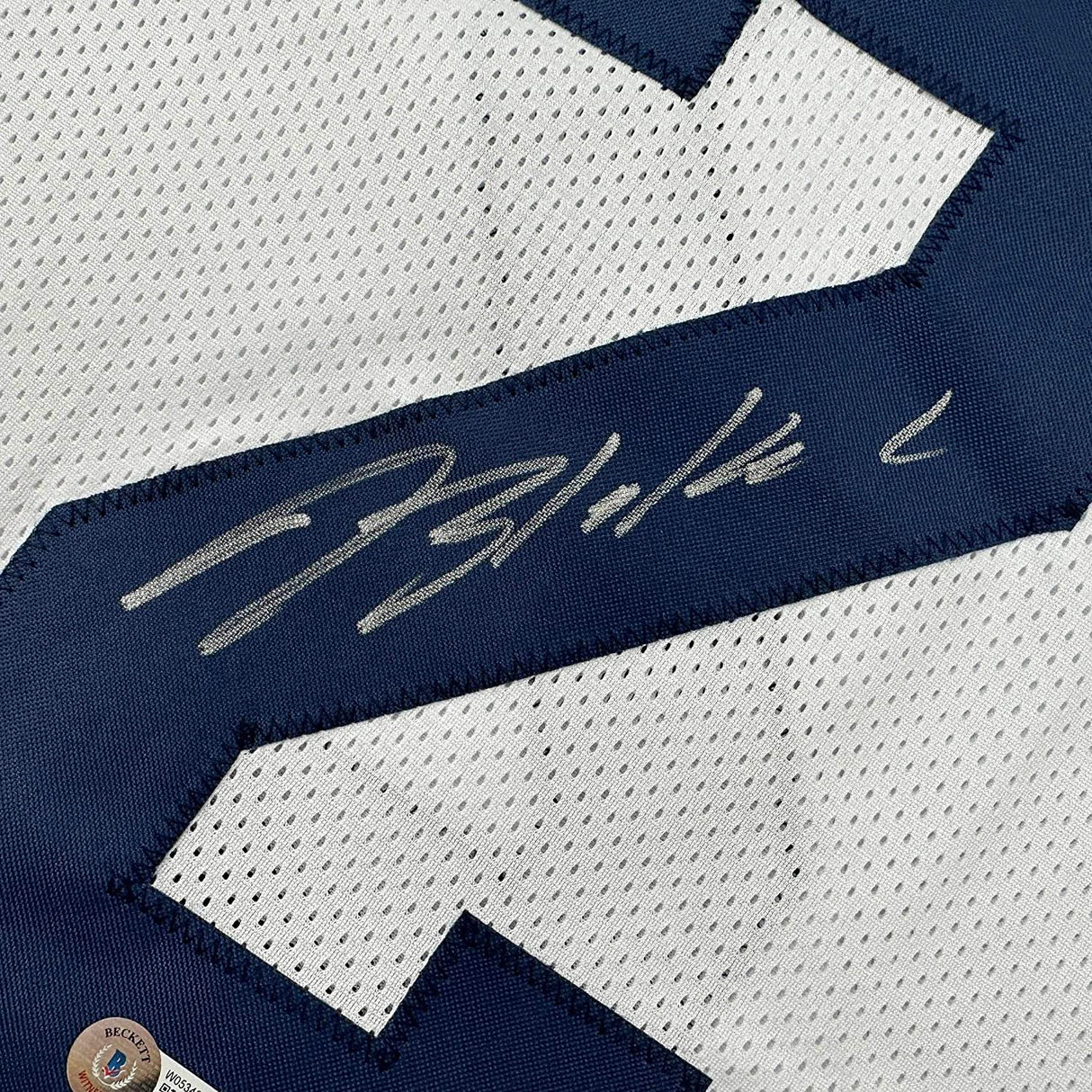 Camiseta de fútbol americano universitario de Michigan, blanca, enmarcada, autografiada y firmada por Blake Corum, 35 x 39, Beckett BAS COA
