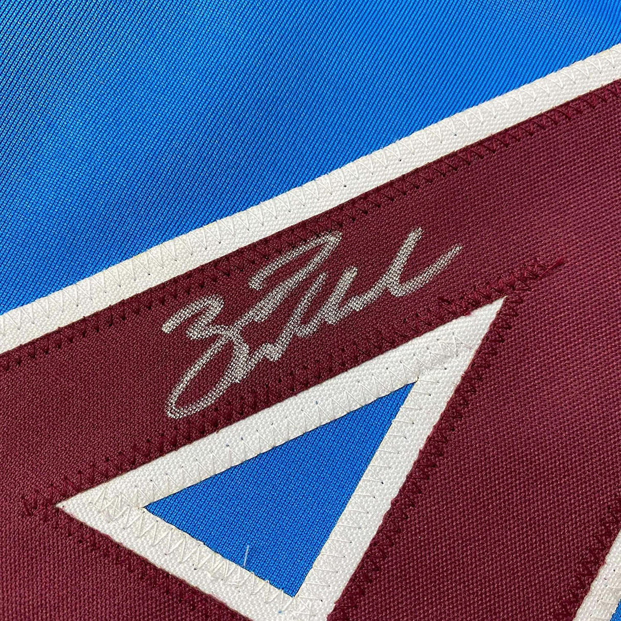 Camiseta de béisbol retro azul de Filadelfia de 35 x 39, enmarcada, autografiada y firmada por Zack Wheeler. Certificado de autenticidad de PSA y ADN.