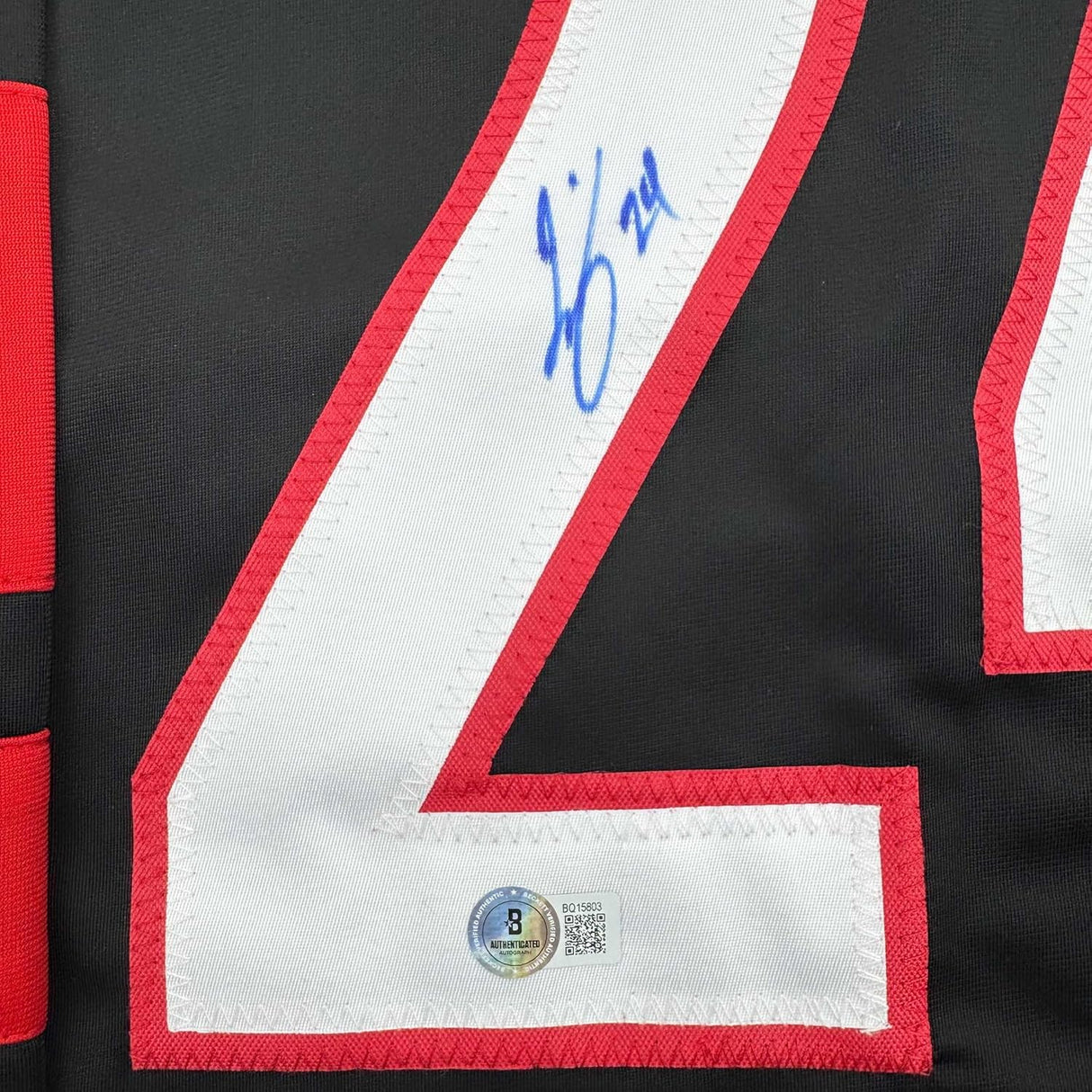 Camiseta de hockey negra Carolina Beckett BAS COA enmarcada, autografiada y firmada por Seth Jarvis, 35 x 39
