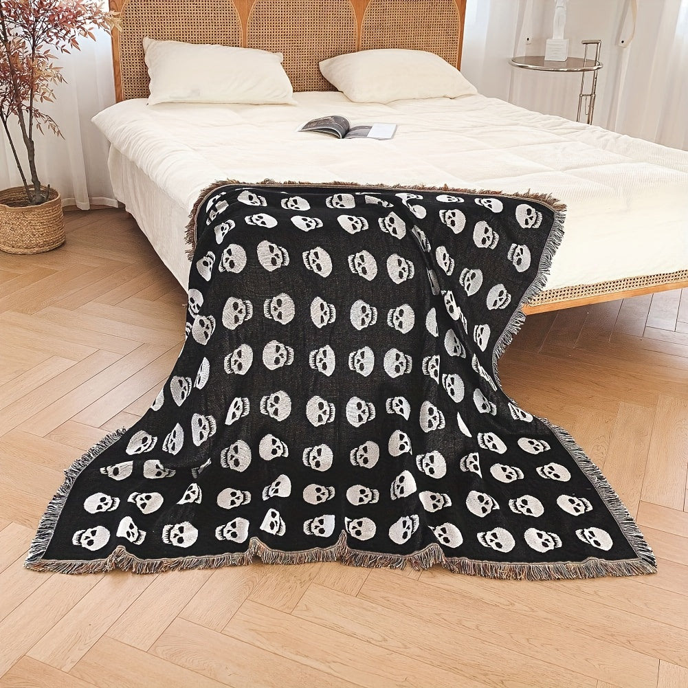Couverture bohème tricotée à pompons avec tête de mort blanche imprimée pour Halloween, idéale pour le camping et les pique-niques décontractés