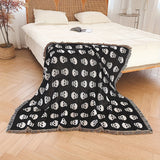 Couverture bohème tricotée à pompons avec tête de mort blanche imprimée pour Halloween, idéale pour le camping et les pique-niques décontractés