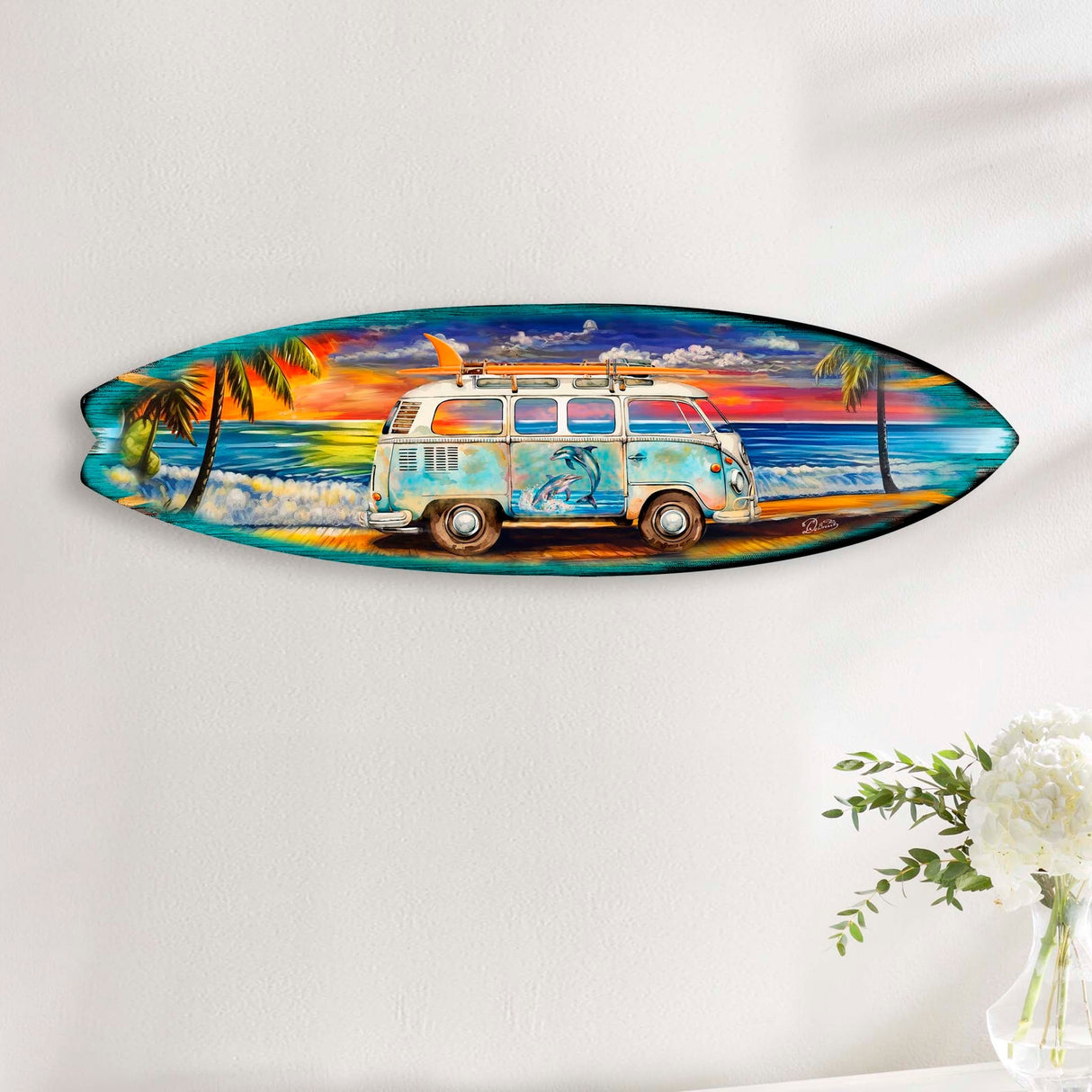 Surf Van en la playa, tabla de surf, arte mural costero de G. DeBrekht - Decoración navideña costera - 8490120HS