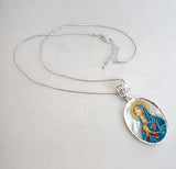 Collar de Madreperla bañado en plata con la Virgen María en oración - 43014