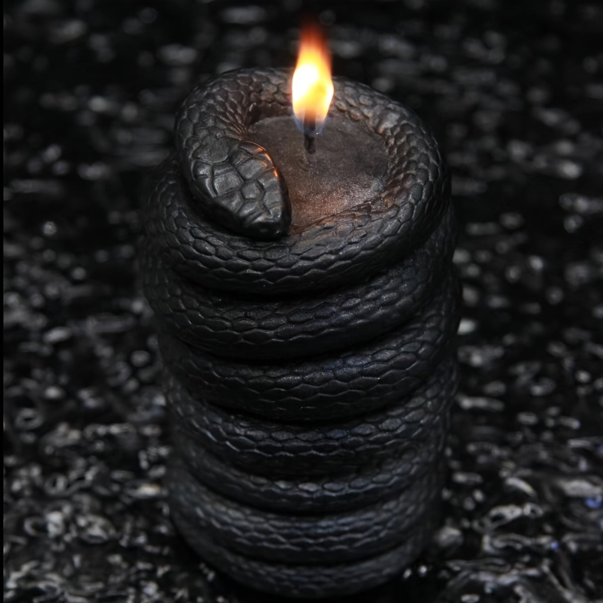 Bougie parfumée effrayante Cobra royal noir - Ovale, cire de soja, mèche unique avec accents scintillants pour une décoration d'Halloween et une idée cadeau unique