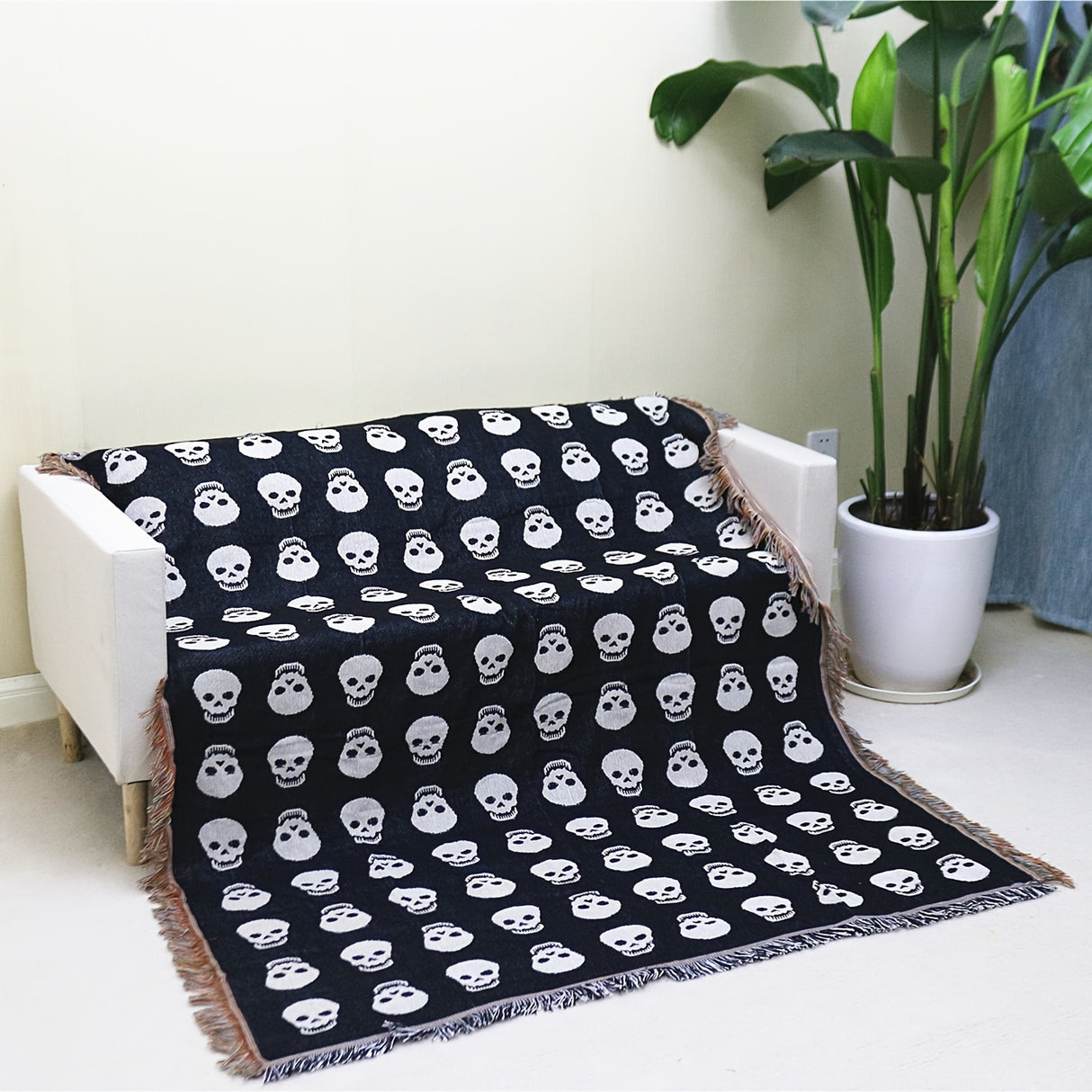 Couverture bohème tricotée à pompons avec tête de mort blanche imprimée pour Halloween, idéale pour le camping et les pique-niques décontractés