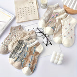 9 pares de calcetines tobilleros de corte bajo con estampado floral vibrante. Tejido de poliéster suave, transpirable y cómodo. Lavable a máquina. Estilo retro. Medias y calcetería para mujer.