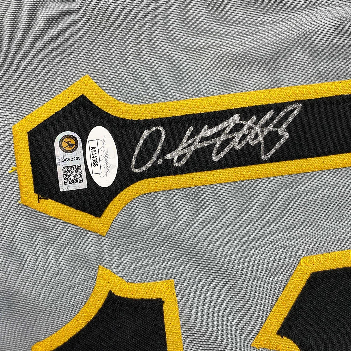 Camiseta de béisbol gris de Pittsburgh de 35 x 39, enmarcada, autografiada y firmada por Oneil Cruz, JSA COA