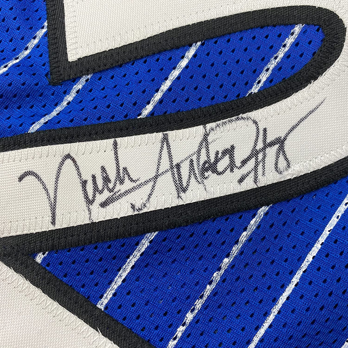 Camiseta de baloncesto de rayas azules de Orlando, enmarcada, autografiada y firmada por Nick Anderson, 35 x 39, certificado de autenticidad (PSA/DNA).