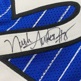 Camiseta de baloncesto de rayas azules de Orlando, enmarcada, autografiada y firmada por Nick Anderson, 35 x 39, certificado de autenticidad (PSA/DNA).