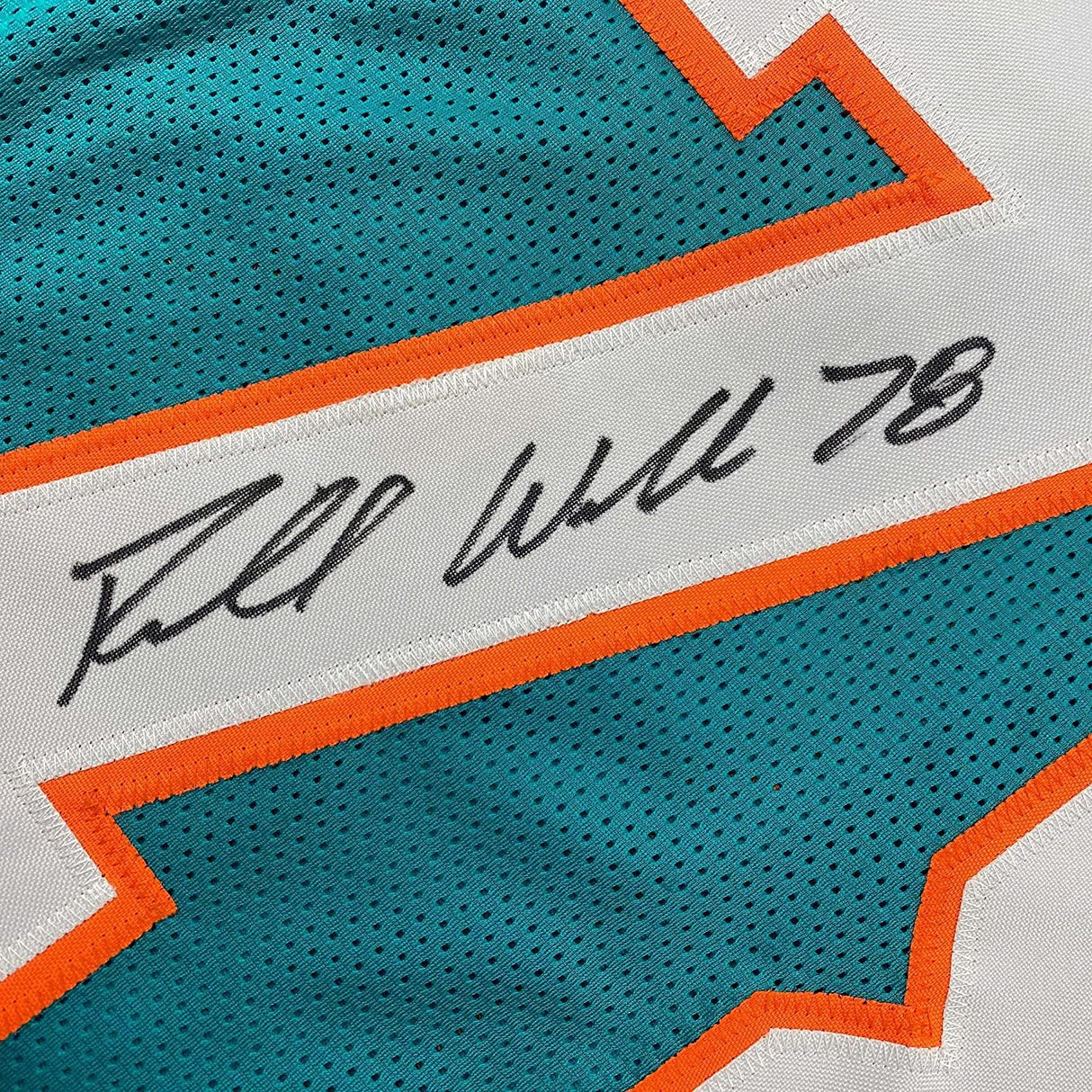 Camiseta de fútbol americano enmarcada, autografiada y firmada por Richmond Webb, 35 x 39, color verde azulado de Miami, JSA COA