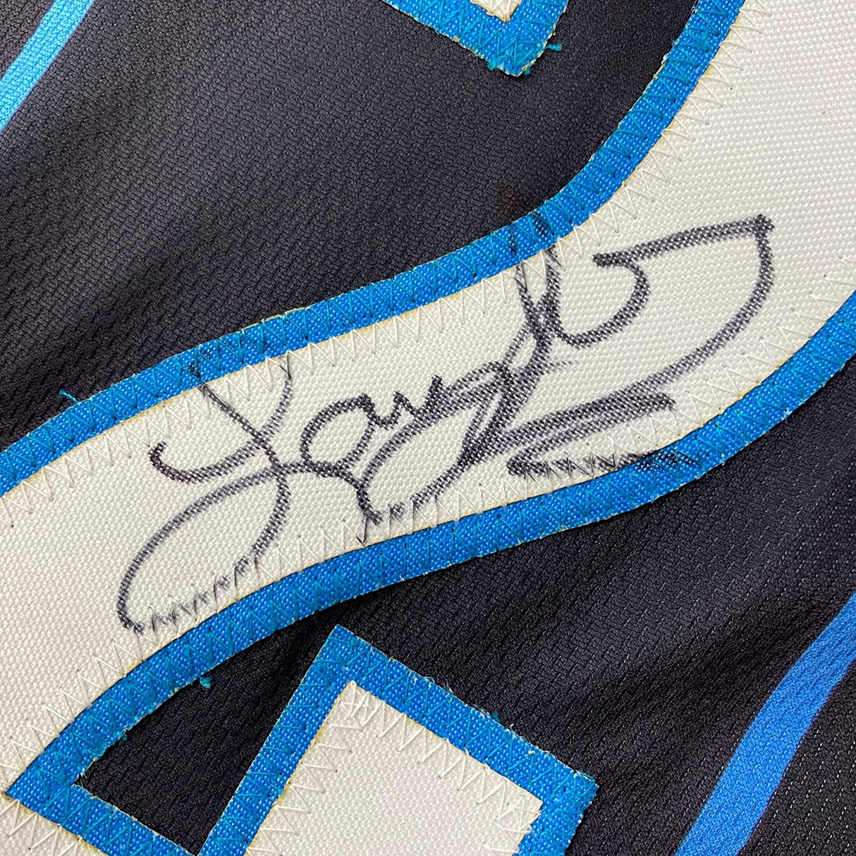 Camiseta de baloncesto negra Charlotte de 35 x 39, enmarcada, autografiada y firmada por Larry Johnson (JSA COA)