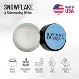 Crema Snowflake Any Wear: Un producto multiusos, resistente al agua, que se transforma en crema y polvo para ojos, mejillas y labios. Se puede usar en cualquier lugar.