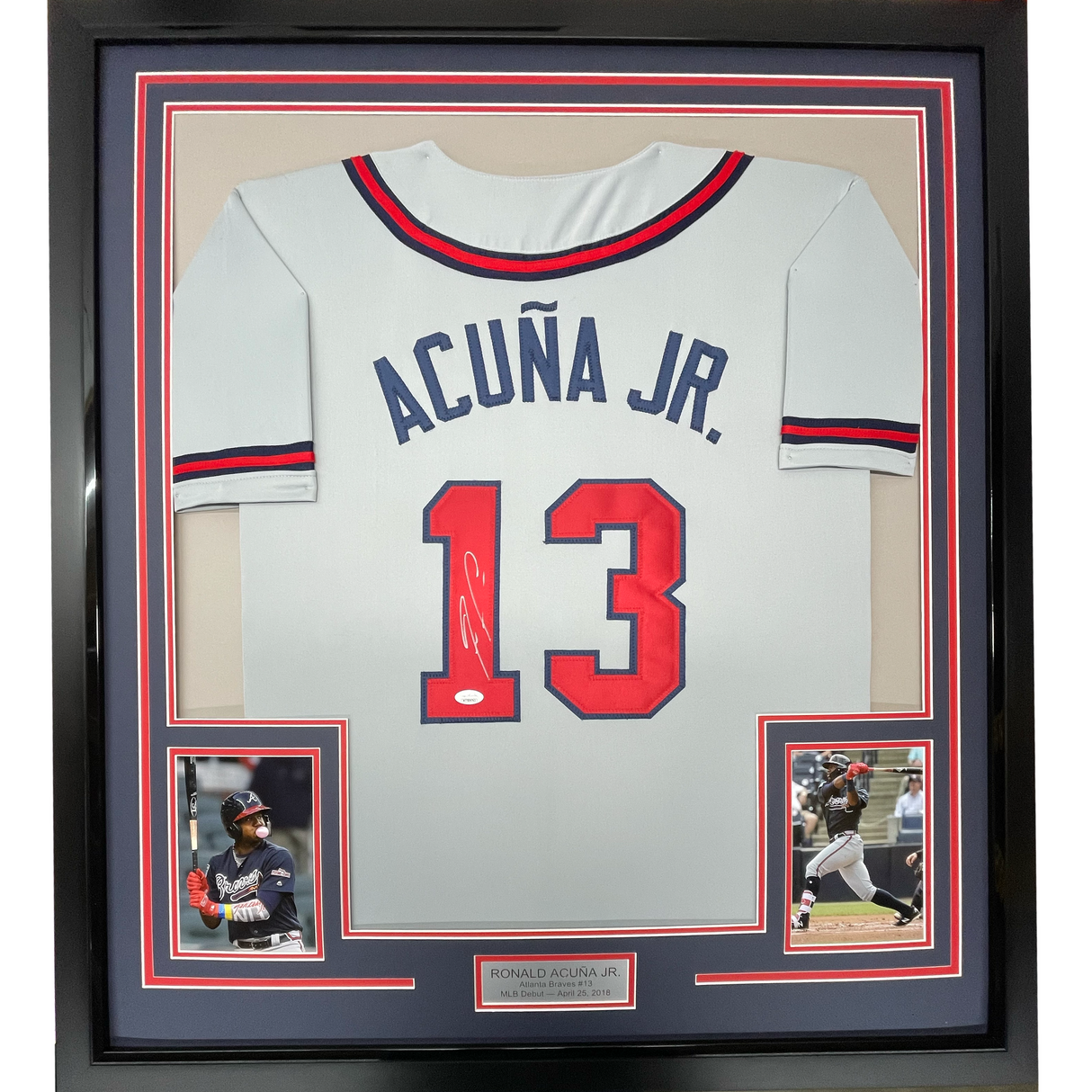 Camiseta de béisbol enmarcada, autografiada y firmada por Ronald Acuña Jr., 35 x 39, color gris Atlanta, JSA COA
