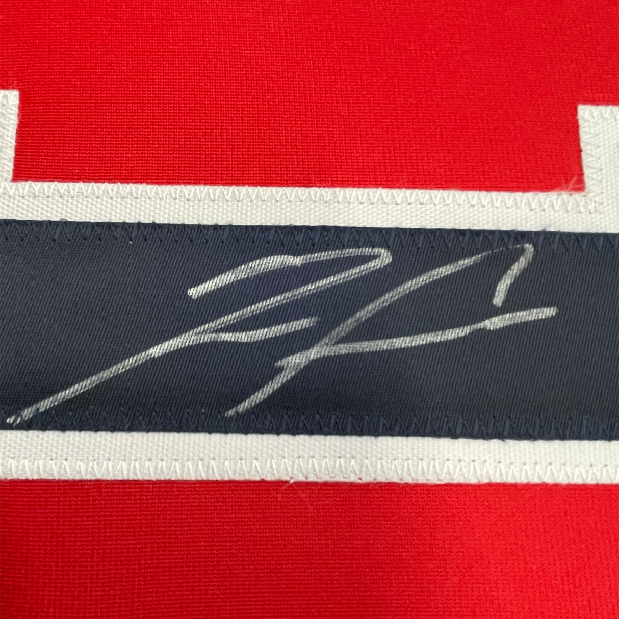 Camiseta de béisbol enmarcada, autografiada y firmada por Ronald Acuña Jr., 35 x 39, color rojo Atlanta, JSA COA