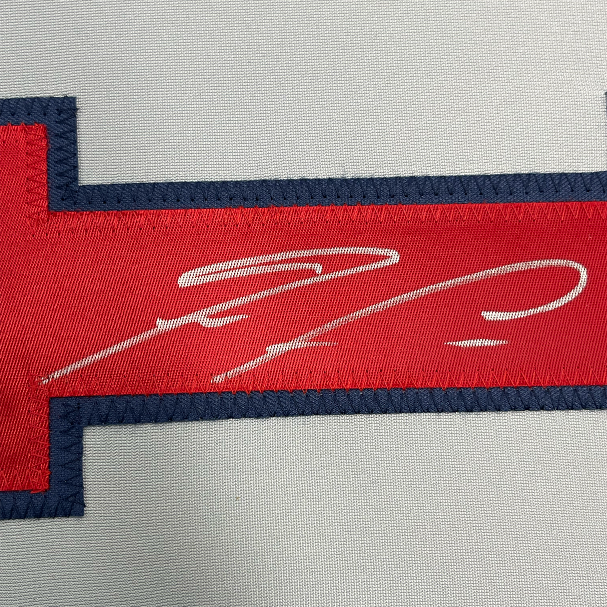 Camiseta de béisbol enmarcada, autografiada y firmada por Ronald Acuña Jr., 35 x 39, color gris Atlanta, JSA COA