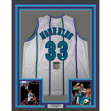 Camiseta de baloncesto blanca de Charlotte de 35 x 39, enmarcada, autografiada y firmada por Alonzo Mourning (JSA COA)