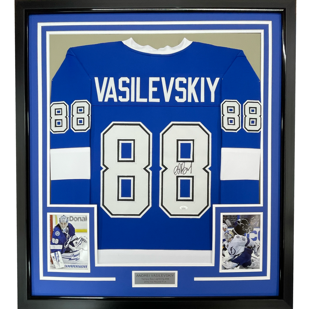 Camiseta de hockey azul Tampa Bay de 35 x 39, enmarcada, autografiada y firmada por Andrei Vasilevskiy. Certificado de autenticidad de PSA/ADN.