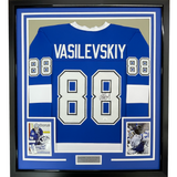Camiseta de hockey azul Tampa Bay de 35 x 39, enmarcada, autografiada y firmada por Andrei Vasilevskiy. Certificado de autenticidad de PSA/ADN.