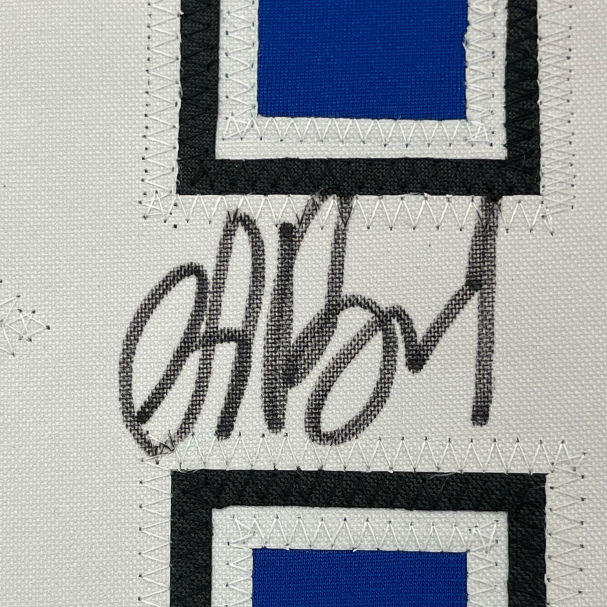 Camiseta de hockey azul Tampa Bay de 35 x 39, enmarcada, autografiada y firmada por Andrei Vasilevskiy. Certificado de autenticidad de PSA/ADN.