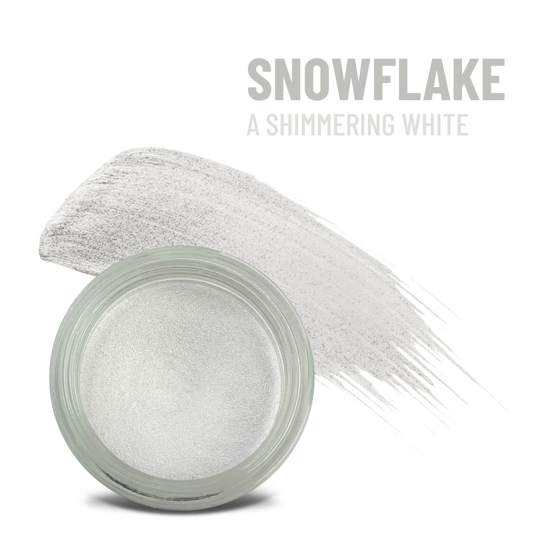 Crema Snowflake Any Wear: Un producto multiusos, resistente al agua, que se transforma en crema y polvo para ojos, mejillas y labios. Se puede usar en cualquier lugar.