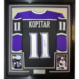 Camiseta de hockey negra de Los Ángeles LA Beckett BAS COA #2 enmarcada, autografiada y firmada Anze Kopitar 35x39