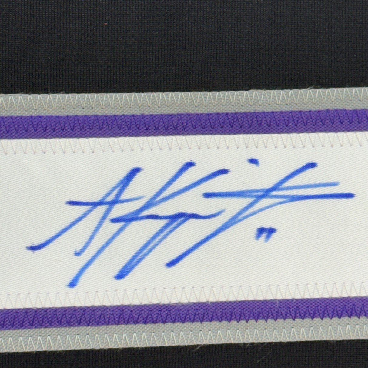 Camiseta de hockey negra de Los Ángeles LA Beckett BAS COA #2 enmarcada, autografiada y firmada Anze Kopitar 35x39