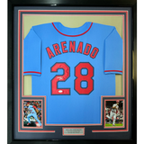 Camiseta de béisbol azul de San Luis de 35 x 39, enmarcada, autografiada y firmada por Nolan Arenado (JSA COA)