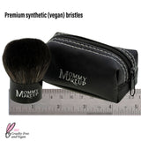 Brocha Kabuki: Brocha de maquillaje mineral cortada a mano, vegana y sin crueldad animal.
