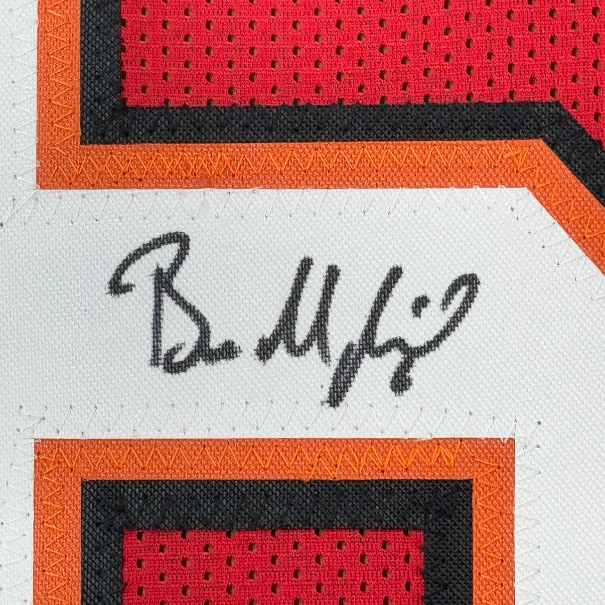 Camiseta de fútbol americano enmarcada, autografiada y firmada por Baker Mayfield, 35 x 39, color rojo de Tampa Bay, Beckett BAS COA
