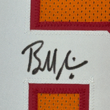 Camiseta de fútbol retro Baker Mayfield, enmarcada, autografiada y firmada, 35 x 39, color naranja y crema de Tampa Bay, Beckett BAS COA