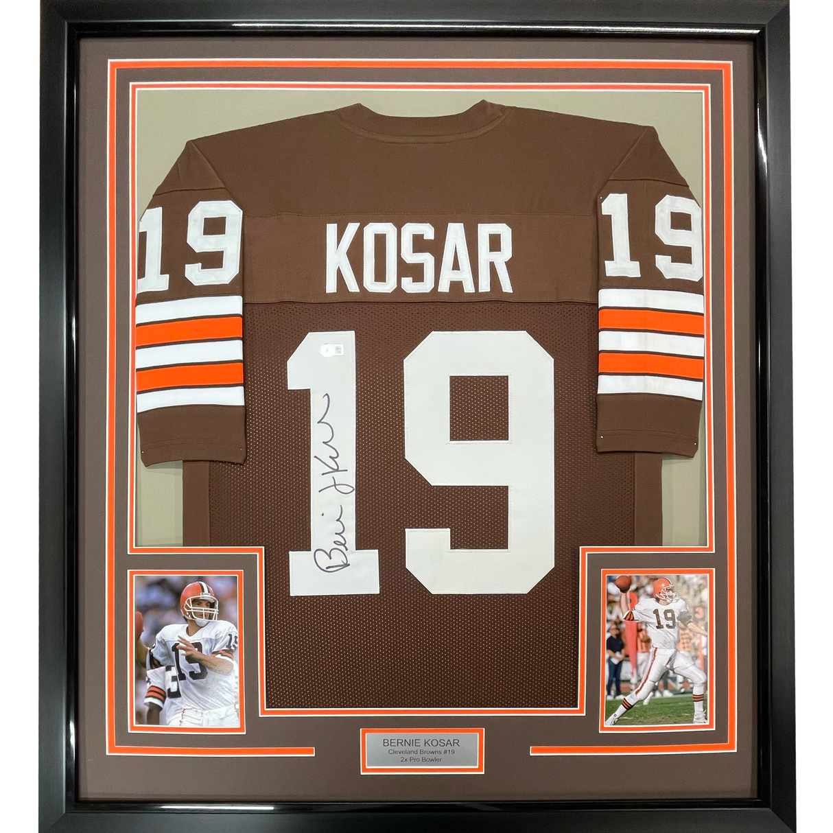 Camiseta de fútbol americano Cleveland Brown de Bernie Kosar, enmarcada, autografiada y firmada, 35 x 39, JSA COA