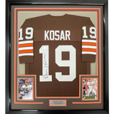 Camiseta de fútbol americano Cleveland Brown de Bernie Kosar, enmarcada, autografiada y firmada, 35 x 39, JSA COA