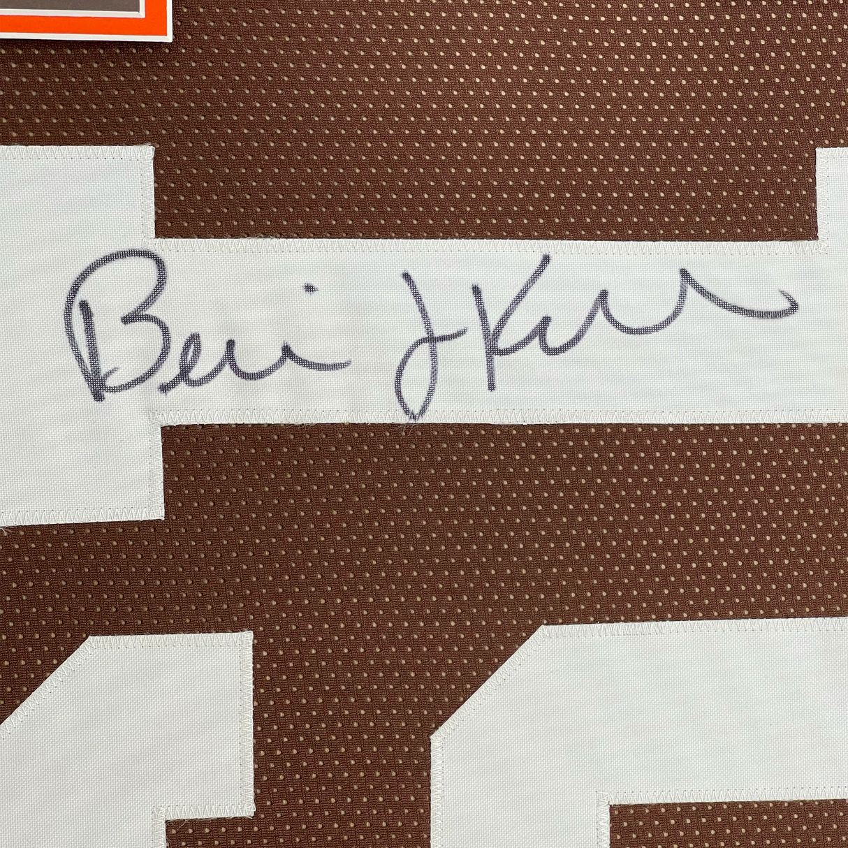 Camiseta de fútbol americano Cleveland Brown de Bernie Kosar, enmarcada, autografiada y firmada, 35 x 39, JSA COA