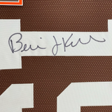 Camiseta de fútbol americano Cleveland Brown de Bernie Kosar, enmarcada, autografiada y firmada, 35 x 39, JSA COA