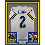 Camiseta de fútbol americano universitario de Michigan, blanca, enmarcada, autografiada y firmada por Blake Corum, 35 x 39, Beckett BAS COA