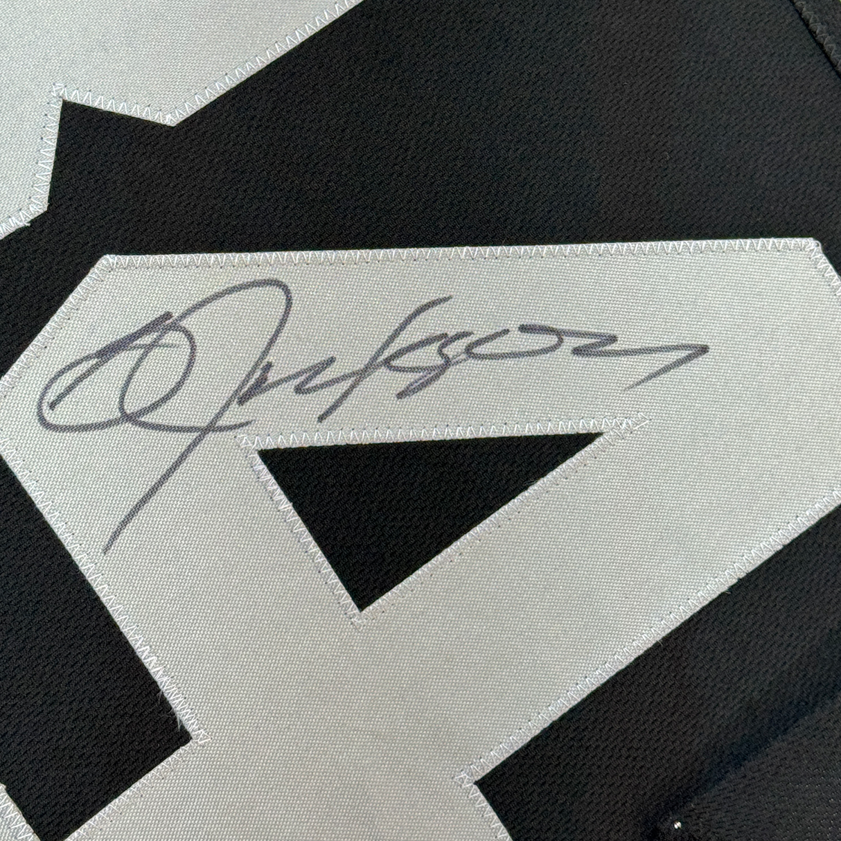 Camiseta de fútbol americano negra de Oakland, enmarcada, autografiada y firmada por Bo Jackson, 35 x 39, JSA COA
