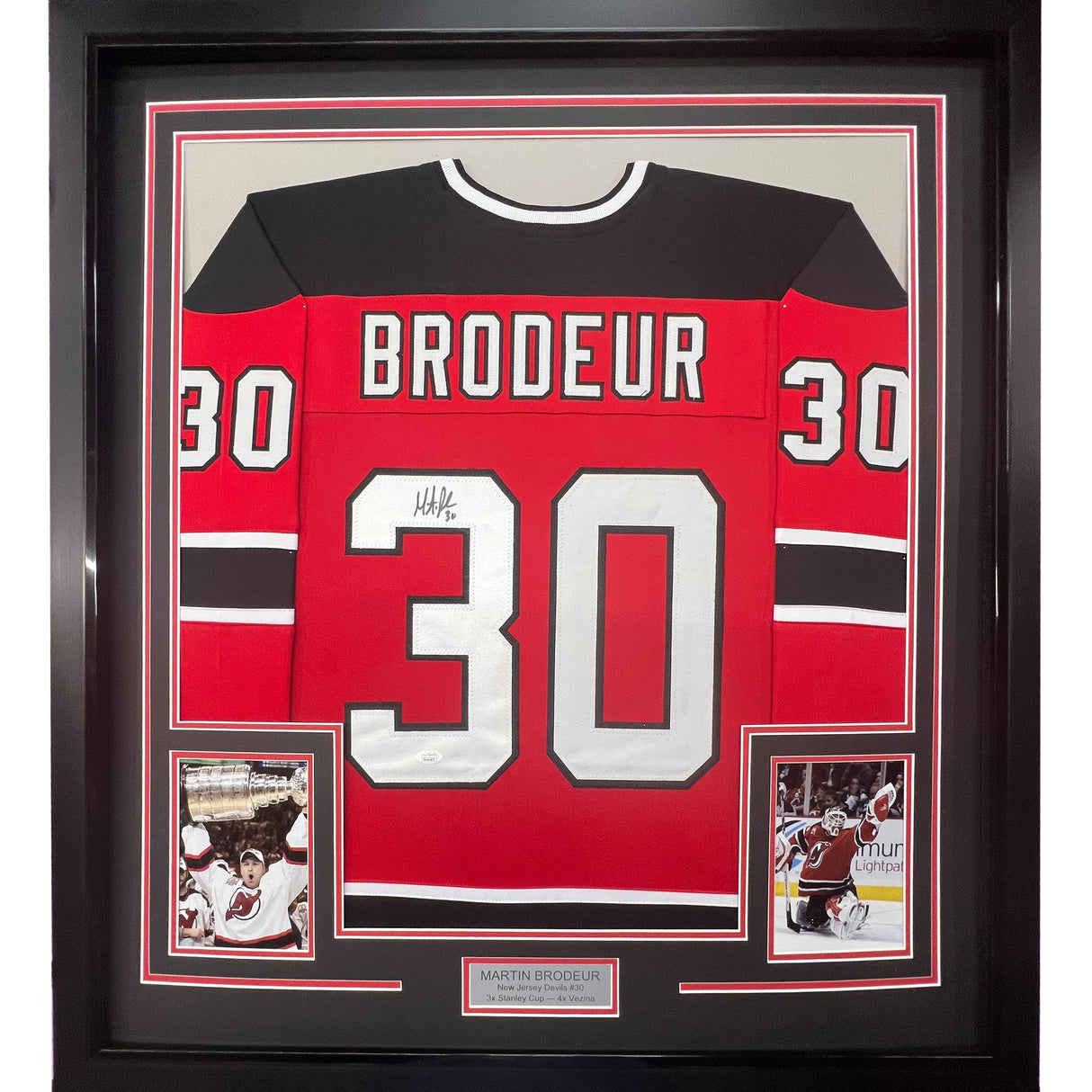 Camiseta de hockey roja de Nueva Jersey, enmarcada, autografiada y firmada por Martin Brodeur, 35 x 39, JSA COA