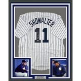 Camiseta de béisbol de rayas de Nueva York de Buck Showalter, enmarcada, autografiada y firmada, 35 x 39, MLB COA