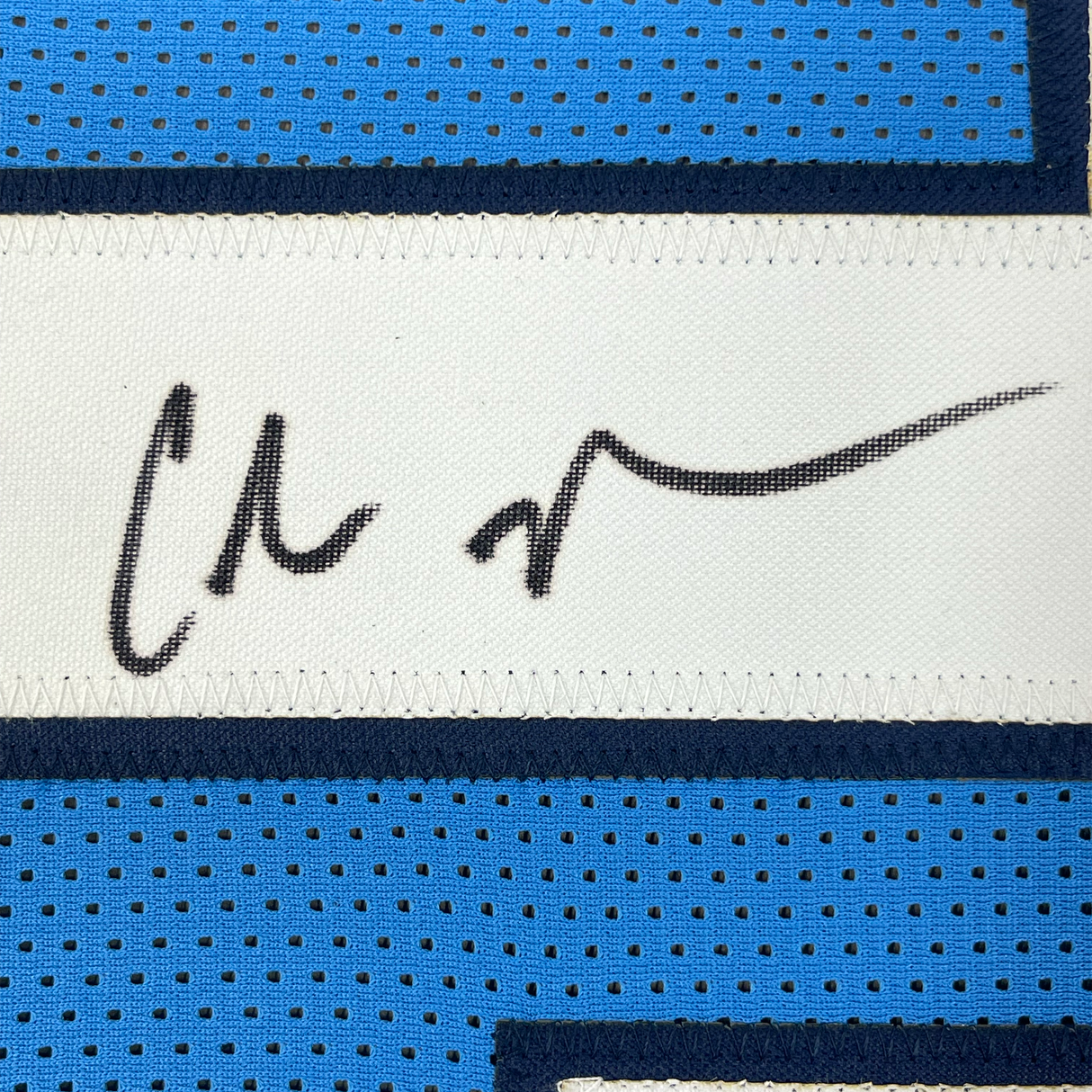 Camiseta de fútbol americano azul claro de Tennessee, enmarcada, autografiada y firmada por Chris Johnson, 35 x 39, JSA COA