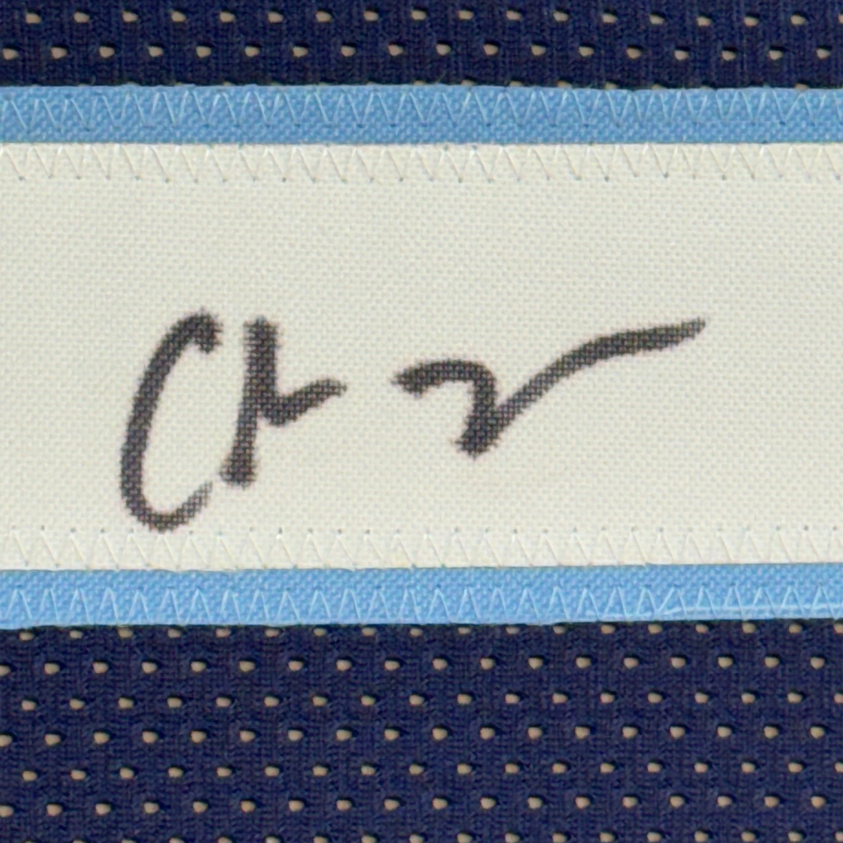 Camiseta de fútbol azul oscuro de Tennessee de 35 x 39, enmarcada y autografiada de Chris Johnson (JSA COA)