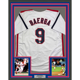 Camiseta de béisbol blanca de Cleveland, enmarcada, autografiada y firmada por Carlos Baerga, 35 x 39, Beckett BAS COA